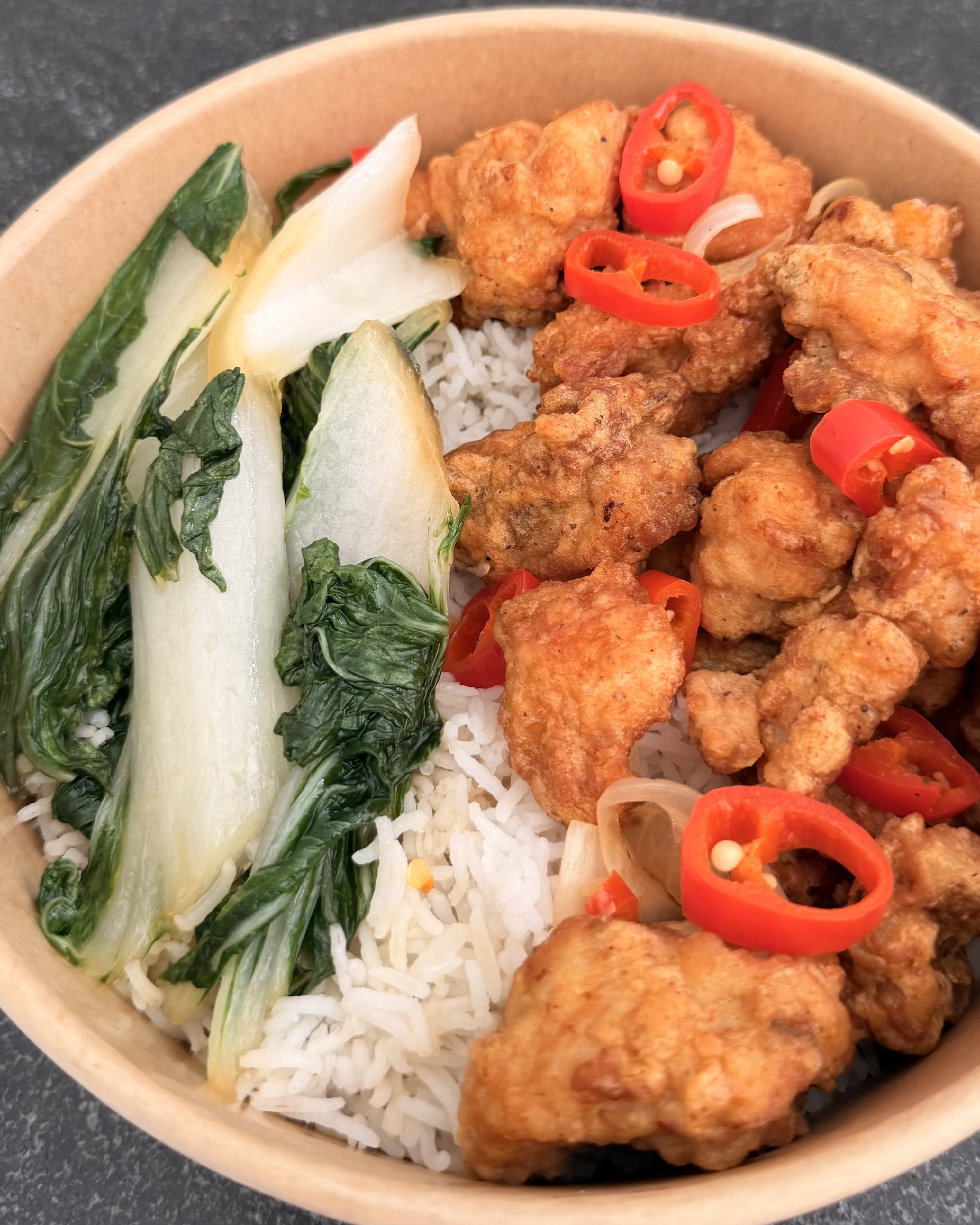 Chinese kip met paksoi en witte rijst